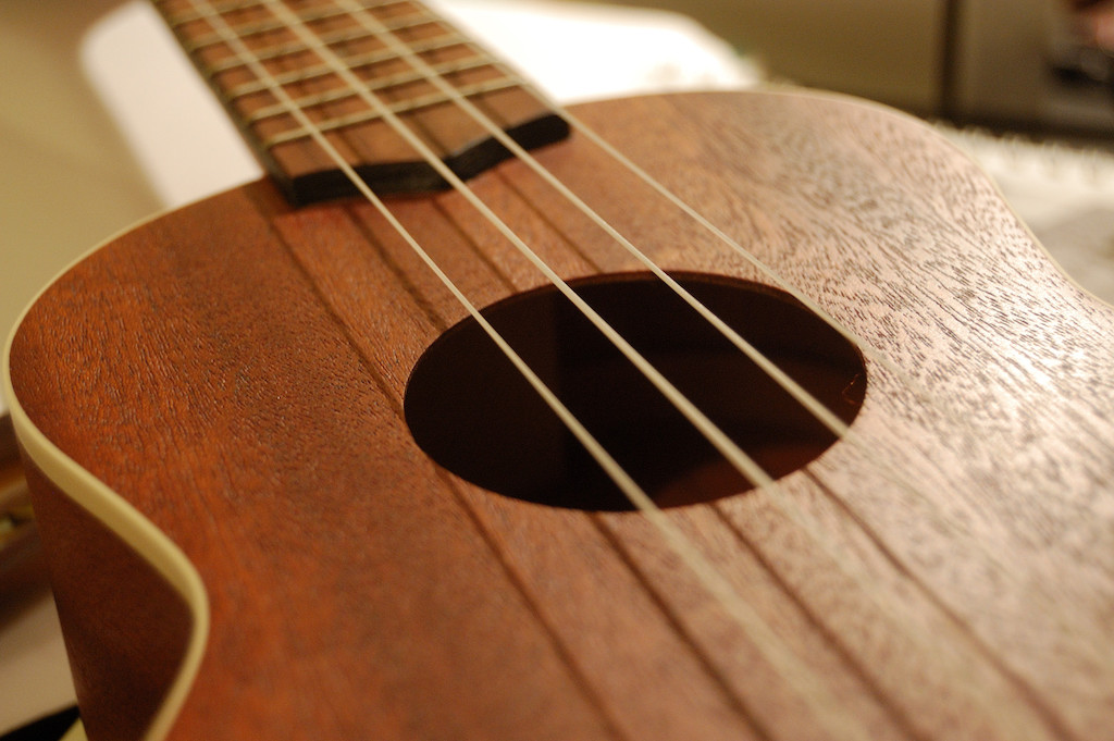 Détail d'un ukulele soprano vers la rosace